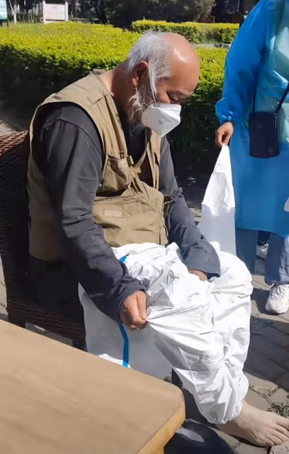 67歲李琦穿破洞衣服做核酸,越老越瘦顯憔悴,走路顫巍還當志願者