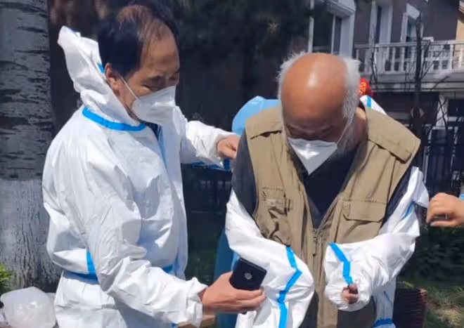 67歲李琦穿破洞衣服做核酸,越老越瘦顯憔悴,走路顫巍還當志願者