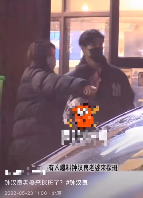 鍾漢良隱婚妻子疑露面!長發披肩身材高挑,男神貼心為其打傘