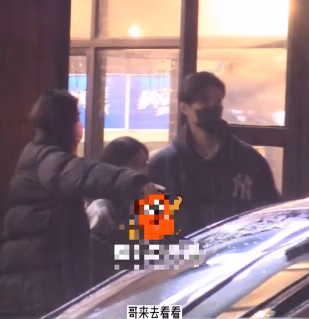 鍾漢良隱婚妻子疑露面!長發披肩身材高挑,男神貼心為其打傘