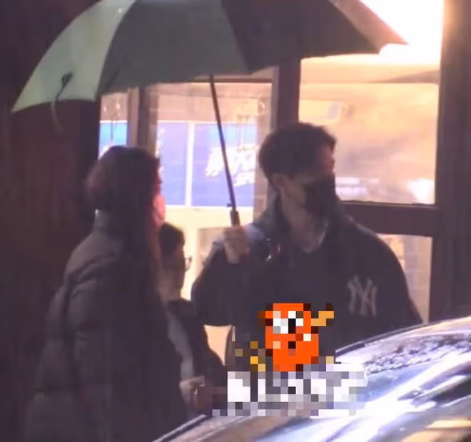 鍾漢良隱婚妻子疑露面!長發披肩身材高挑,男神貼心為其打傘