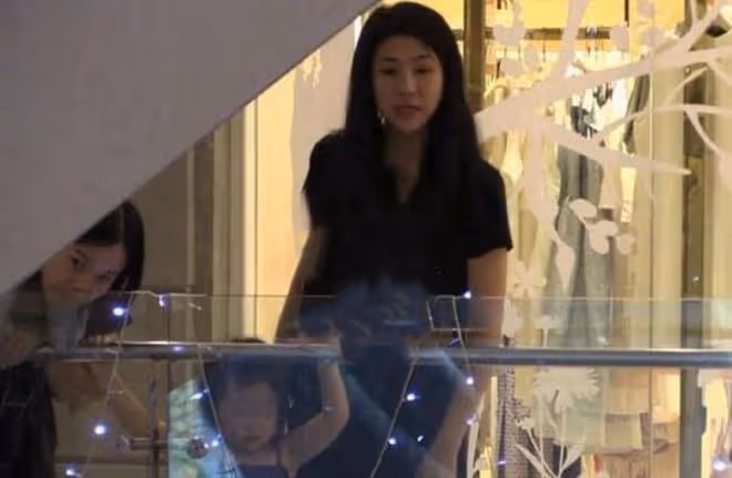 鍾漢良隱婚妻子疑露面!長發披肩身材高挑,男神貼心為其打傘
