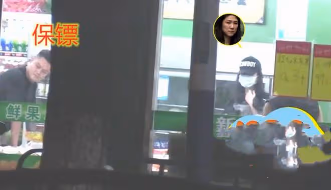 鍾漢良隱婚妻子疑露面!長發披肩身材高挑,男神貼心為其打傘