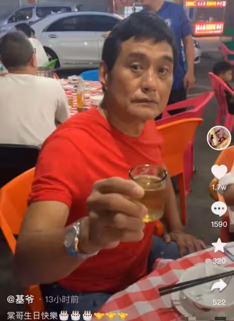 66歲TVB戲骨內地慶生!喝啤酒吃街邊大排檔,空姐妻子白皙優雅