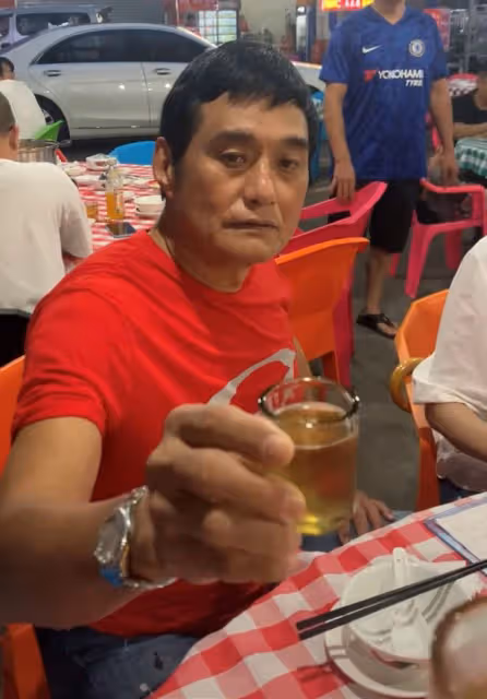 66歲TVB戲骨內地慶生!喝啤酒吃街邊大排檔,空姐妻子白皙優雅