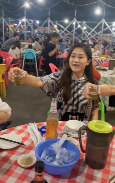 66歲TVB戲骨內地慶生!喝啤酒吃街邊大排檔,空姐妻子白皙優雅