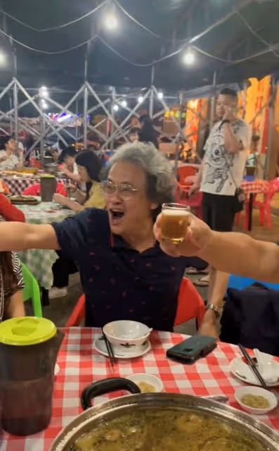 66歲TVB戲骨內地慶生!喝啤酒吃街邊大排檔,空姐妻子白皙優雅
