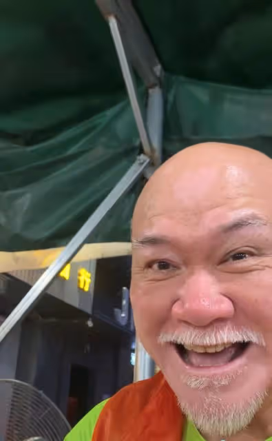 66歲TVB戲骨內地慶生!喝啤酒吃街邊大排檔,空姐妻子白皙優雅
