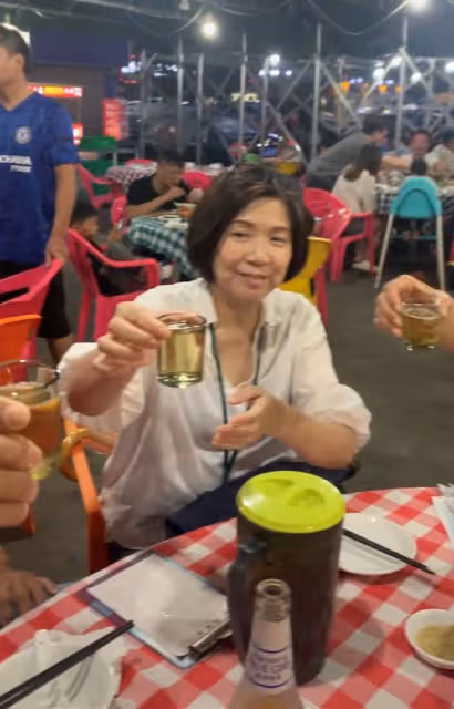 66歲TVB戲骨內地慶生!喝啤酒吃街邊大排檔,空姐妻子白皙優雅