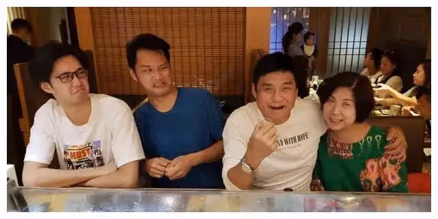 66歲TVB戲骨內地慶生!喝啤酒吃街邊大排檔,空姐妻子白皙優雅