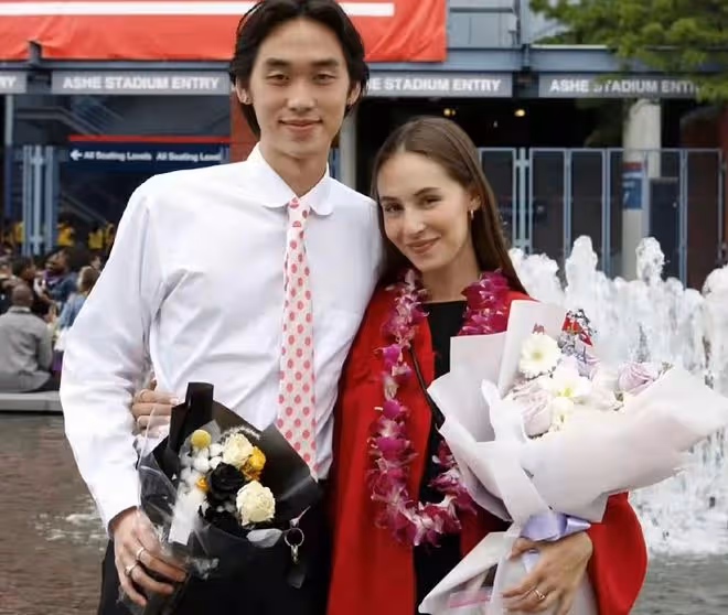 林依輪22歲兒子從名校畢業!與洋人女友擁抱慶祝,久居美國很愜意