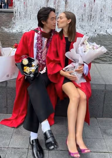 林依輪22歲兒子從名校畢業!與洋人女友擁抱慶祝,久居美國很愜意