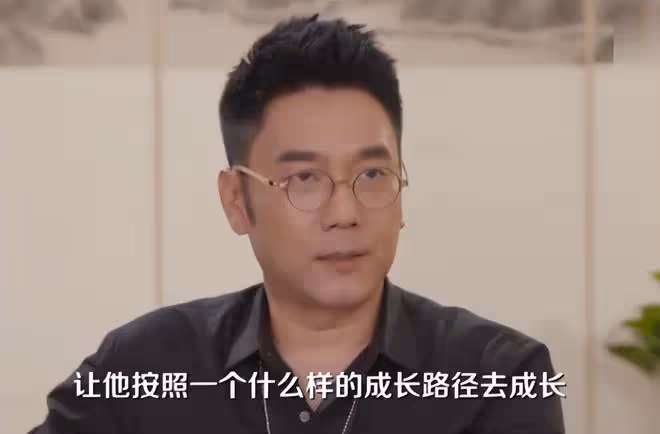 林依輪22歲兒子從名校畢業！與洋人女友擁抱慶祝，久居美國很愜意
