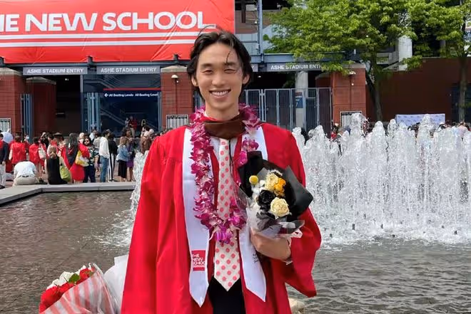 林依輪22歲兒子從名校畢業！與洋人女友擁抱慶祝，久居美國很愜意