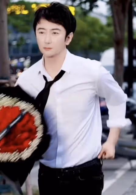 蔡琳前夫近況曝光,美顏過度被指撞臉王思聰,網友:太誇張了