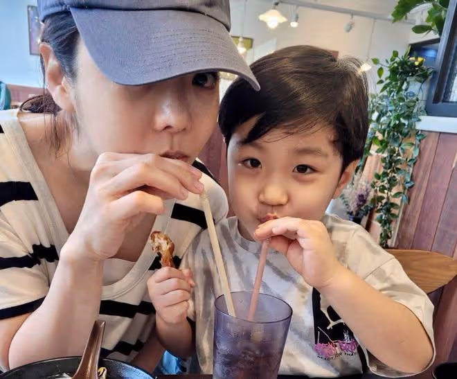 蔡琳前夫近況曝光，美顏過度被指撞臉王思聰，網友：太誇張了