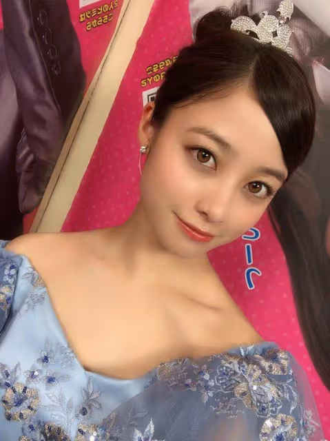 日本第一美少女橋本環奈被迪士尼公主裙毀了,短腿是致命傷害