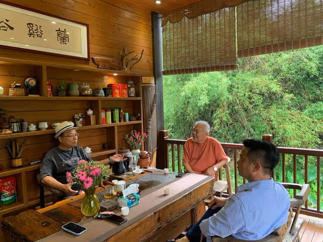 港星李力持定居內地!親自打理花園生活悠閒,山間豪宅內景曝光