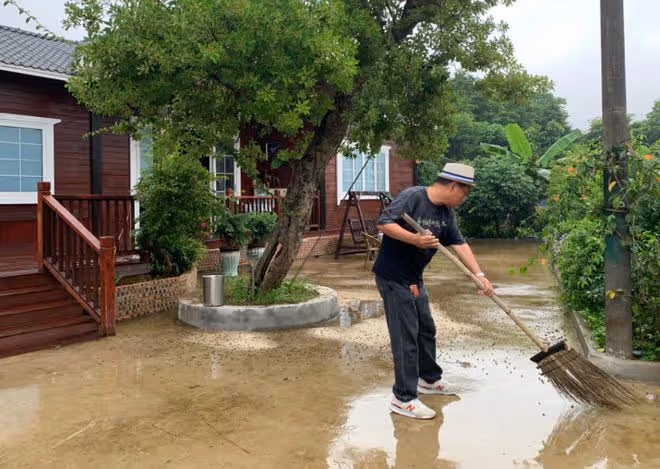 港星李力持定居內地!親自打理花園生活悠閒,山間豪宅內景曝光