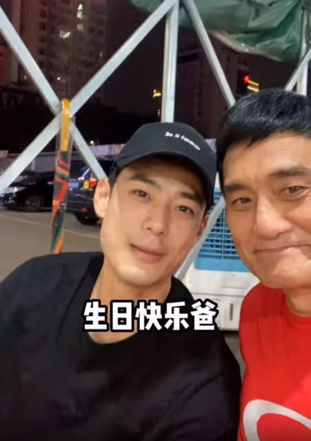 一眾TVB藝人齊聚佛山!大排檔給王俊棠慶生,喝10元啤酒接地氣