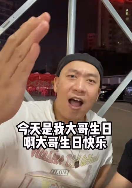 一眾TVB藝人齊聚佛山!大排檔給王俊棠慶生,喝10元啤酒接地氣