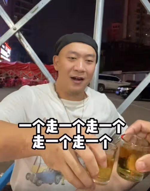 一眾TVB藝人齊聚佛山！大排檔給王俊棠慶生，喝10元啤酒接地氣