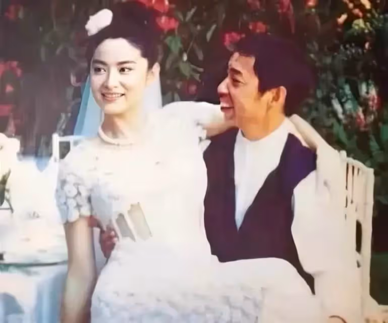 林青霞年輕時身材絕了!鏤空婚紗「螞蟻腰」太搶鏡,身材堪比超模,網:驚豔了時光