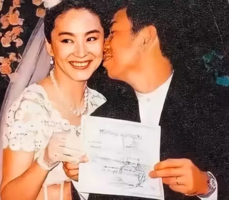 林青霞年輕時身材絕了!鏤空婚紗「螞蟻腰」太搶鏡,身材堪比超模,網:驚豔了時光