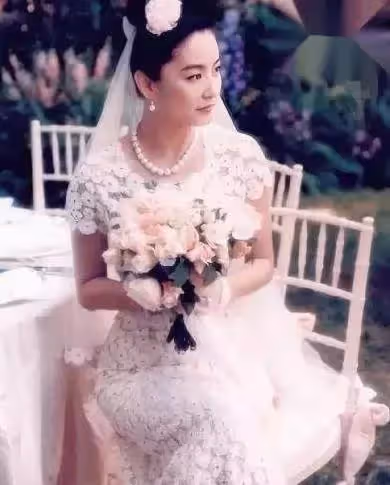 林青霞年輕時身材絕了!鏤空婚紗「螞蟻腰」太搶鏡,身材堪比超模,網:驚豔了時光