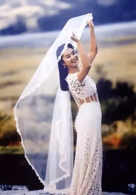 林青霞年輕時身材絕了!鏤空婚紗「螞蟻腰」太搶鏡,身材堪比超模,網:驚豔了時光
