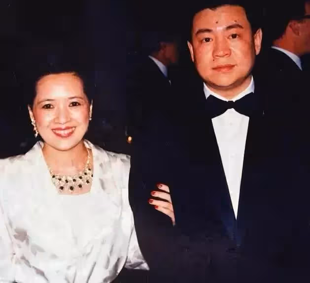 父親劉鑾雄打下的「江山」落到了繼母手中,看起來「節節敗退」的劉鳴煒,真的是處在劣勢中嗎?