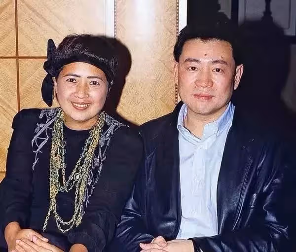 父親劉鑾雄打下的「江山」落到了繼母手中,看起來「節節敗退」的劉鳴煒,真的是處在劣勢中嗎?