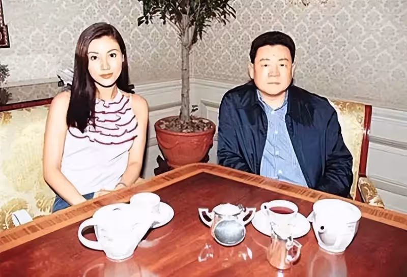 父親劉鑾雄打下的「江山」落到了繼母手中,看起來「節節敗退」的劉鳴煒,真的是處在劣勢中嗎?