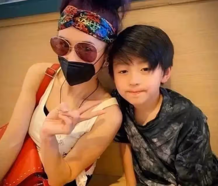 張柏芝二兒子13歲了!謝振南「狹長眼睛+精緻五官」越長越帥氣,「眉眼」像極了老爸謝霆鋒