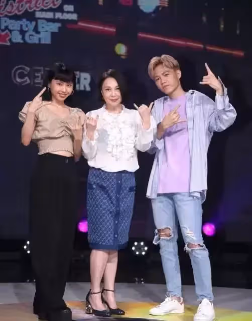 李宗盛二女罕露面,大女兒清純溫婉,二女兒戴鼻環長相渾似父親,網:果真是一家子明星臉