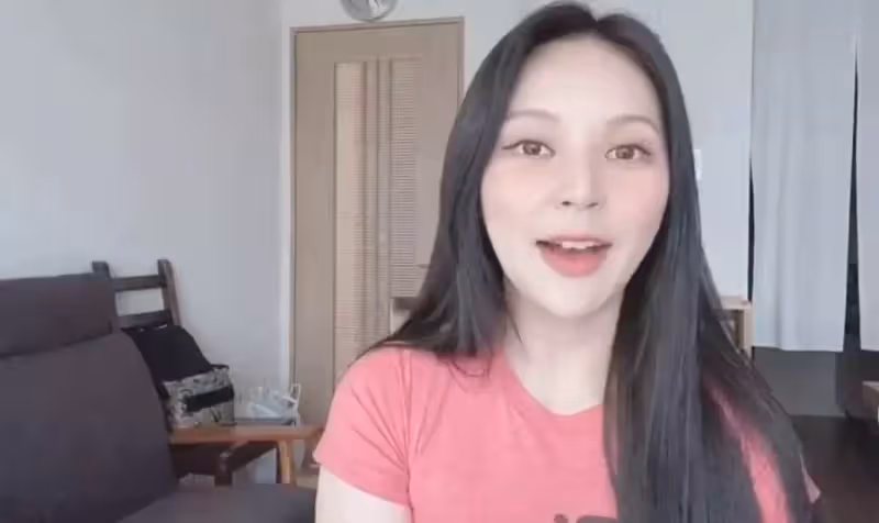 李宗盛二女罕露面,大女兒清純溫婉,二女兒戴鼻環長相渾似父親,網:果真是一家子明星臉
