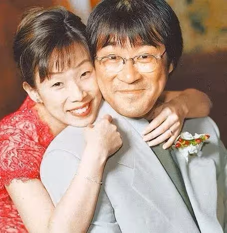 李宗盛二女罕露面,大女兒清純溫婉,二女兒戴鼻環長相渾似父親,網:果真是一家子明星臉