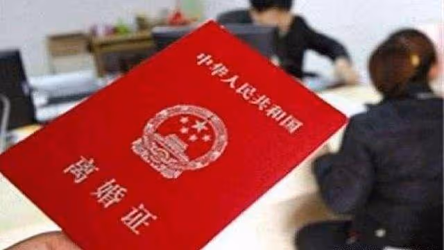 前夫住院,我偷偷給了三萬,回家路上老公發來簡訊,我看完後哭了