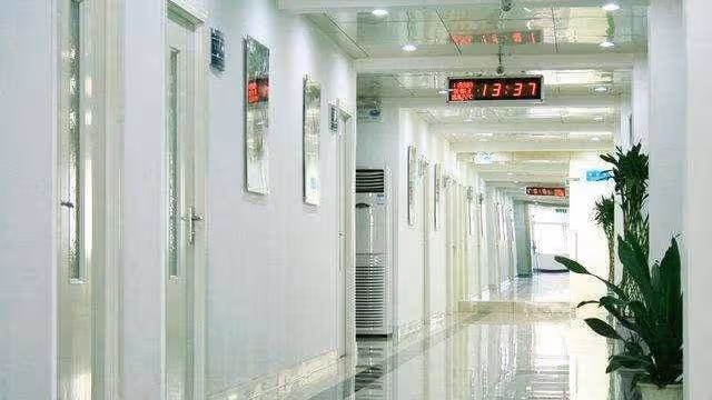 前夫住院,我偷偷給了三萬,回家路上老公發來簡訊,我看完後哭了