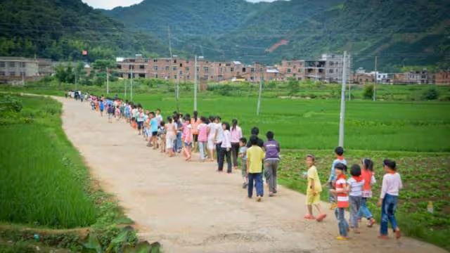 繼母走後給我一件毛衣,卻藏著銀行卡,2年後去取錢,我後悔不已