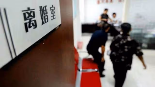 繼母走後給我一件毛衣,卻藏著銀行卡,2年後去取錢,我後悔不已