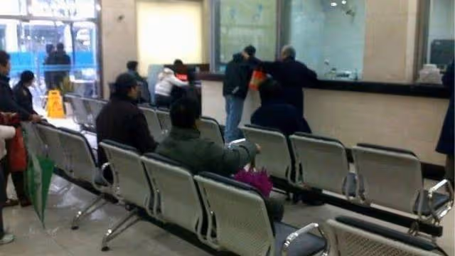 繼母走後給我一件毛衣,卻藏著銀行卡,2年後去取錢,我後悔不已