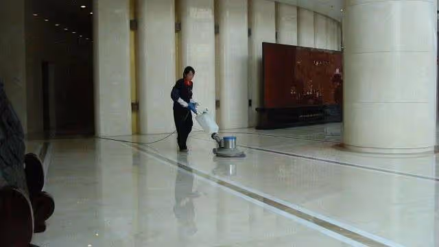 繼母走後給我一件毛衣,卻藏著銀行卡,2年後去取錢,我後悔不已