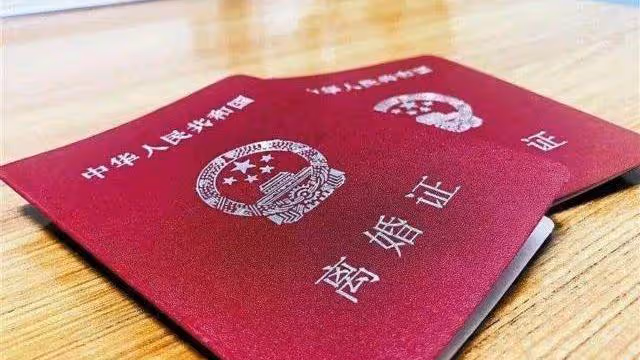前夫有難我借給他十萬,他卻消失不見,三年後相遇,前夫卻已結婚