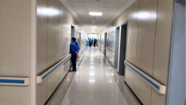 老婆打工一年未回,每月給我寄五千,我進城去看望,看到她我哭了