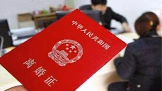 離婚後前夫撫養兒子,七年後路過前夫家,看到兒子我後悔痛哭