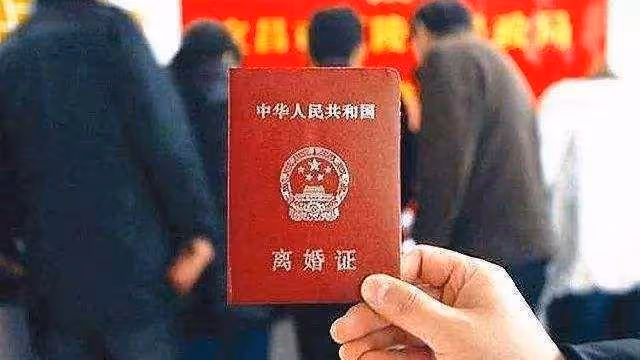 離婚後我患病住院,只有前夫來探望我,臨走時他卻扔給我一本存摺