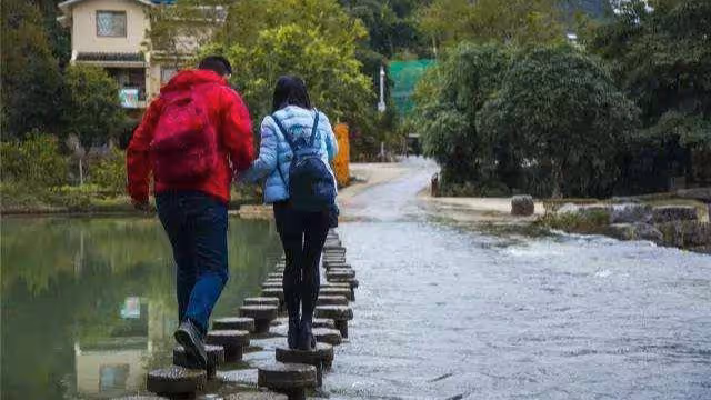 離婚後我患病住院,只有前夫來探望我,臨走時他卻扔給我一本存摺