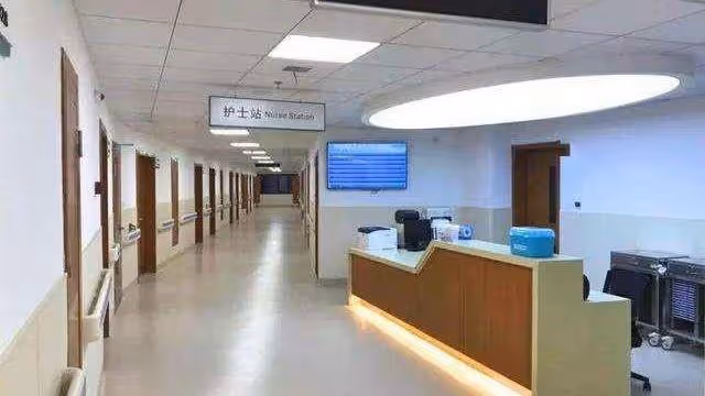 離婚後我患病住院,只有前夫來探望我,臨走時他卻扔給我一本存摺