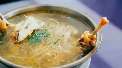 妻子懷孕我送她回鄉下養胎,母親端碗土雞湯,妻子卻當面倒掉